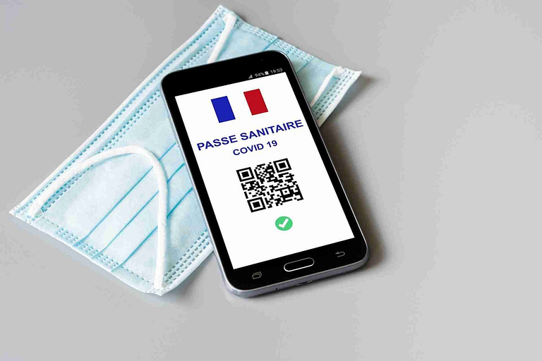 Passe sanitaire Covid-19, application en vigueur le 9 juin 2021 en France. Téléphone portable et masque